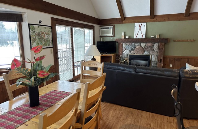 Crystal Mtn Condo, walk to lift, soaking tub, short drive to Iron Fish & Lk MI