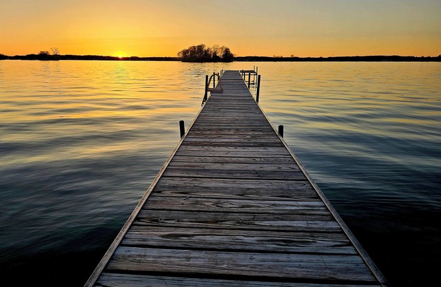 Crystal Water's Edge Cottage-Perfect for 2 families! Newer waterfront home.