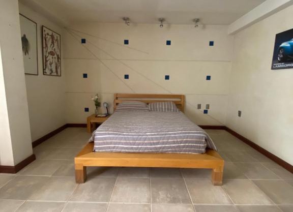 Cuarto con baño compartido, casa centro