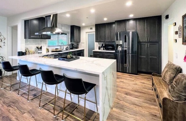 Cubier: Luxury 3BR Estate in West Hills (BA-BC)