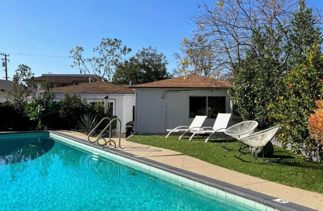 Cubier: Modern House by the pool in LA (MK4-LAD)