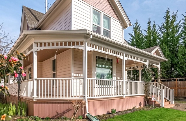 Culinary + Wine Delights on Your Doorstep | Dog-Friendly House + Yard