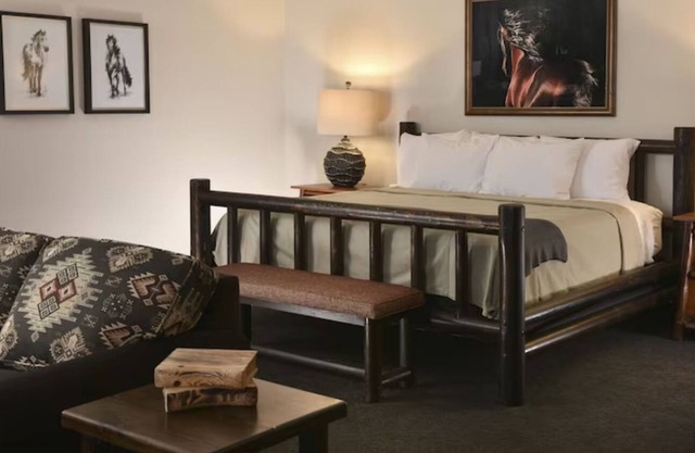Cultured Retreat: Spacious Rooms Next to Performing Arts Center & Pool