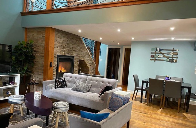 Cultus Lake Luxury Resort - Steps to the Lake and Theme/Waterpark