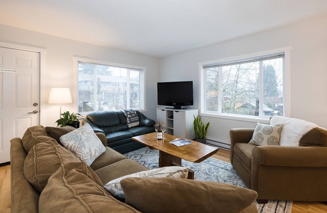 Cumberland Guesthouse ~ Bright 2 Bedroom Suite-B