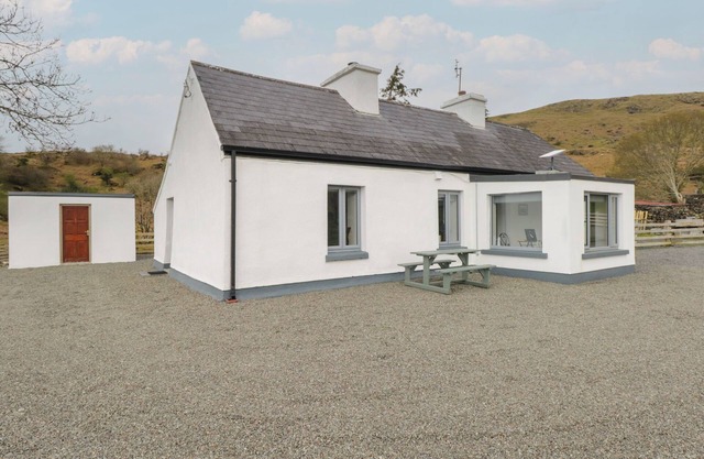 CUMMER COTTAGE, family friendly in Clonbur, County Galway