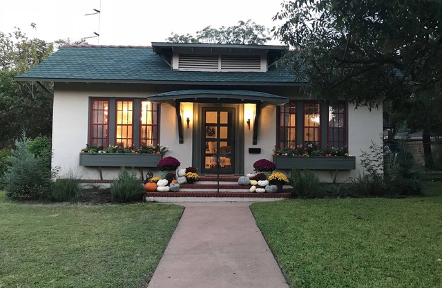 Estancia boutique curada en un bungalow inglés de la década de 1920. ¡Un toque moderno en un clásico!
