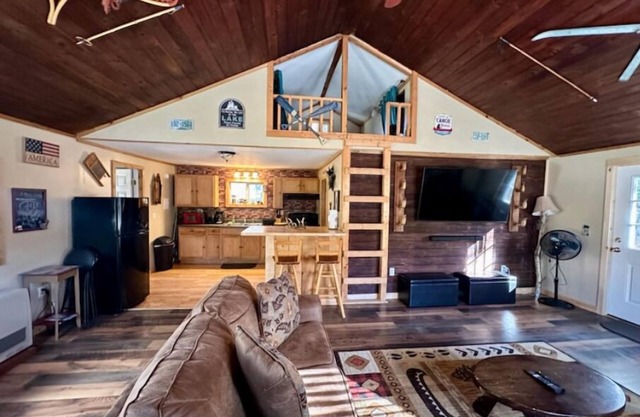 Charming Ossipee Cottage + bonus sleeping loft! WIFI, Netflix, AC, Firepit