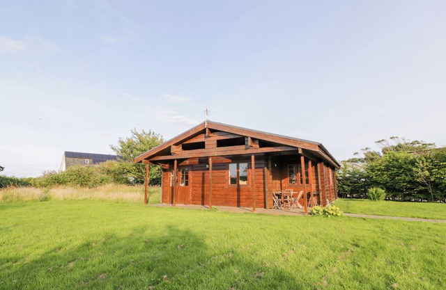 CURLEW LODGE, pet friendly, with open fire in Southerness