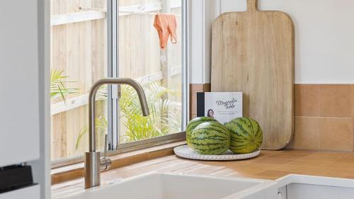 Cusacks Cottage - Coastal charm with artistic soul