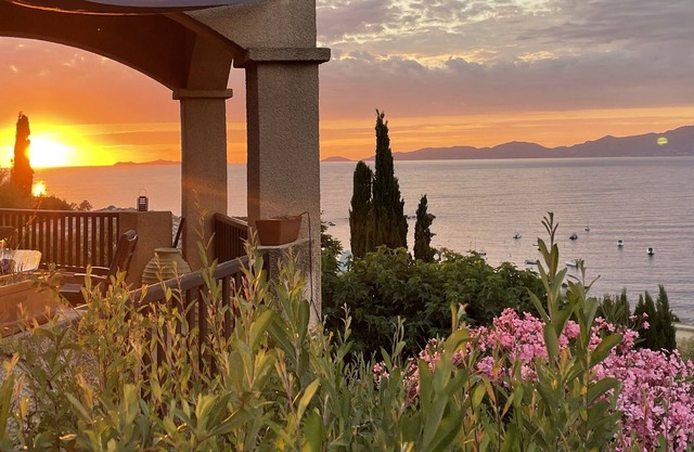 Villa grande a medida a 150 metros del mar con piscina privada y vistas majestuosas
