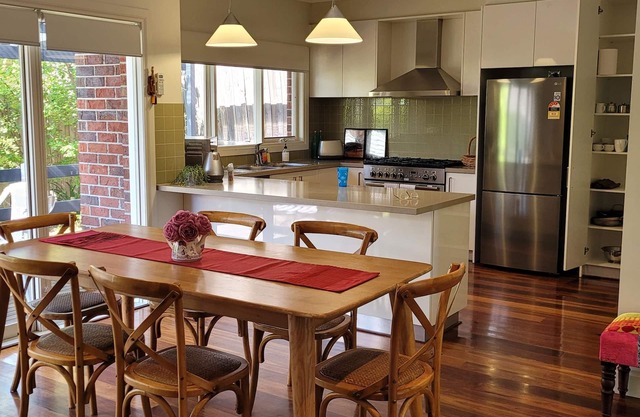 Custom designed spacious luxury home with modern amenities in Kew, 7km to city.