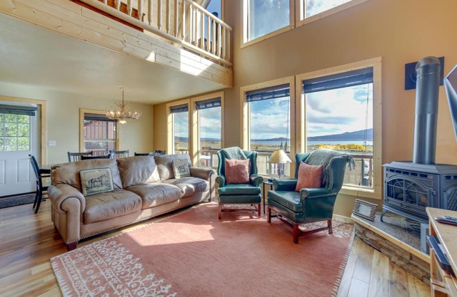 Custom Log Cabin with Views - 20 Mi to Yellowstone!
