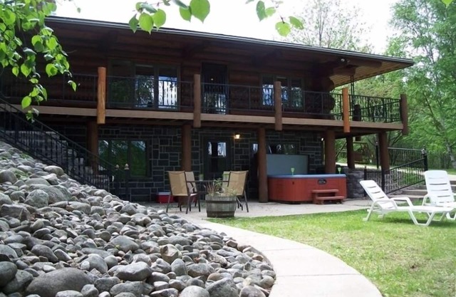 Registro personalizado Lake House en Wynne Lake con barco pontón