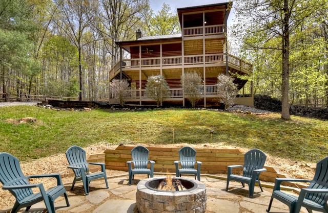 Custom Tennessee Mountain Retreat- Close to Whitewater Rafting & Ziplining