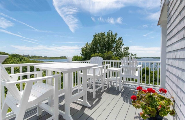 Custom Waterfront Home on Green Hill Pond with kayaks, walk to beach