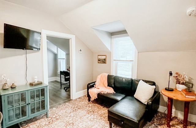 Cute 1 Bedroom Apartment Close to beaches, and downtown Manistee!