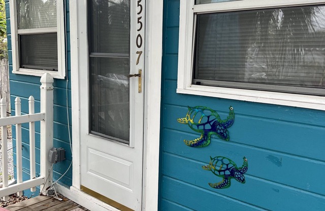 Cute 1 BR apt 1/2 block to Beach Blvd and 3 Blocks to the Beach