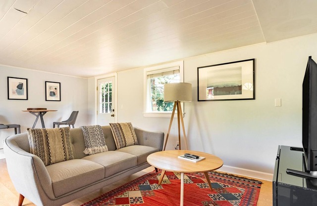 Cute 1BR House in Seattle with Garage & Yards