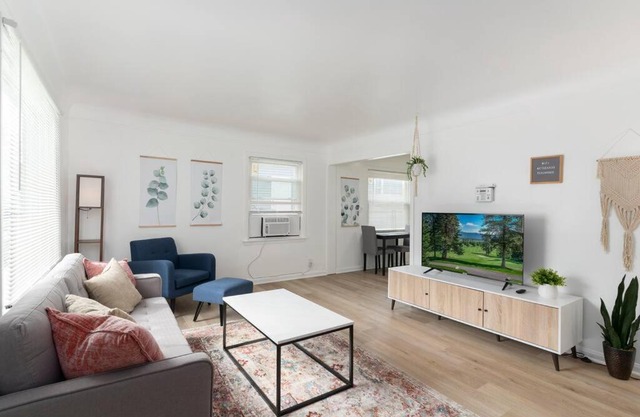 Cute 2 bed 1 bath Home in Royal Oak