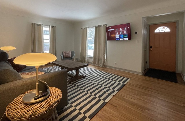 Cute 2 bedroom/1 bath vacation getaway w/ laundry