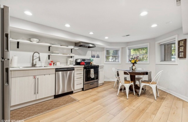 Cute 2-bedroom apartment with WiFi, AC in vibrant Chicago