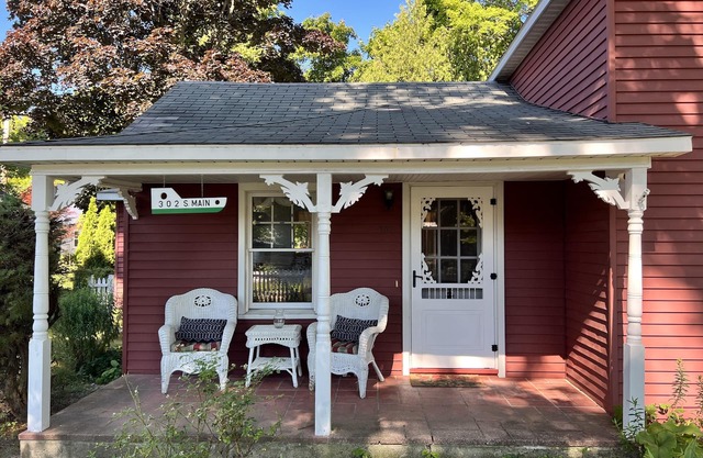 Cute 2 Bedroom Cottage, Sleeps 6, One Block from Van’s Beach, Easy Walk to Town