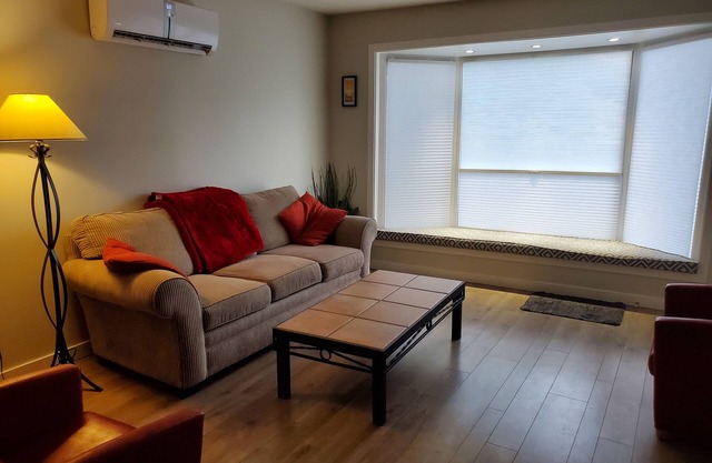 Cute 2-bedroom Furnished House walking distance to Penticton Regional Hospital