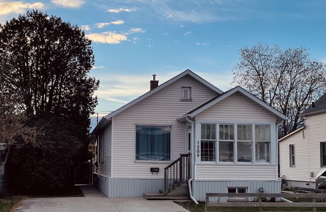 Cute 2 bedroom home, great for work, family or friends.