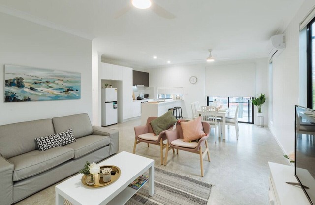 Cute and Cosy Townhouse, Central GC location