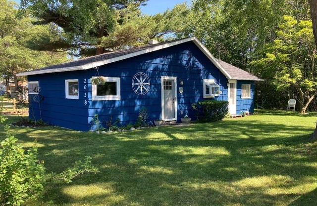 Cute and cozy cottage with Lake Huron access
