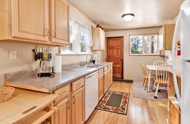 Cute and Cozy Cottage #2522