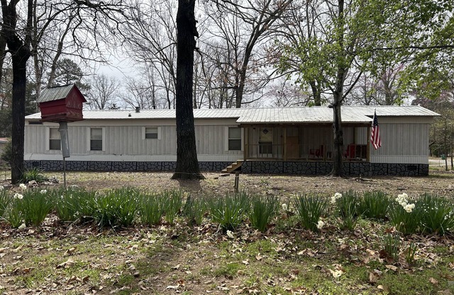 Cute and cozy lake house! Sleeps 10! 1 mile from lake access!