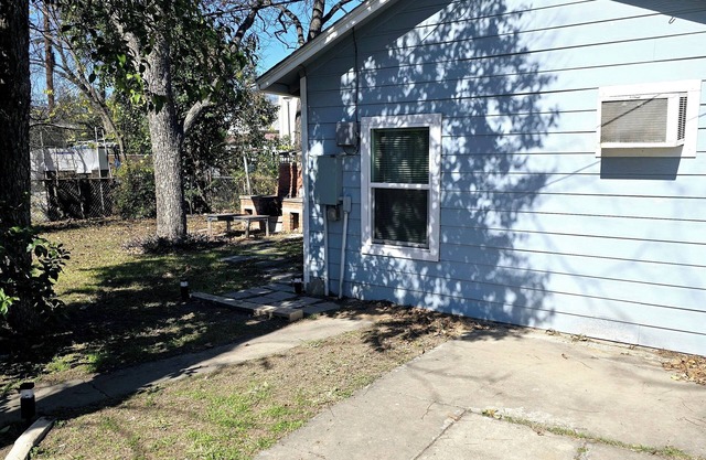 Cute and Cozy Studio Near Downtown San Antonio