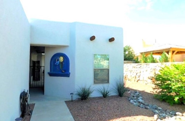 Cute and Quaint Detached Studio Casita