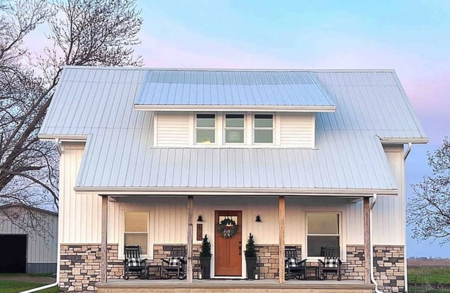 Cute and Quaint Farmette w/Hot Tub