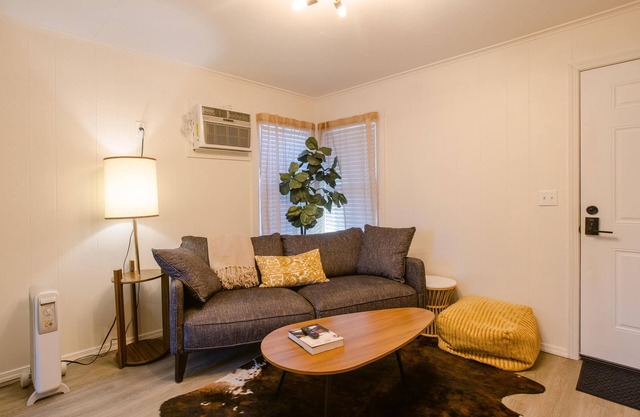 Cute apartment directly on the Rogue River with River Access