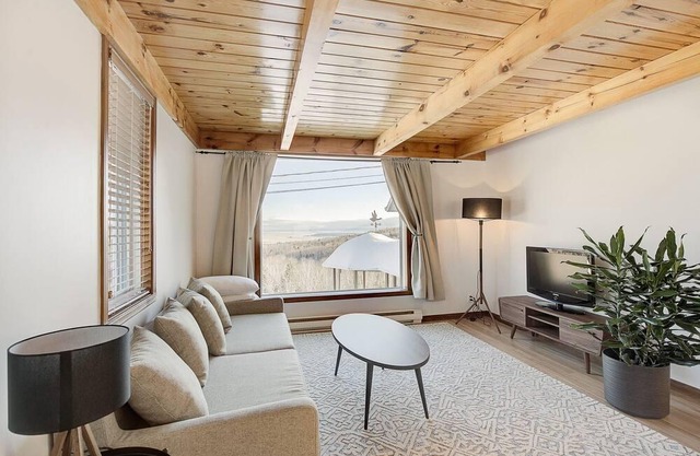 Cute Apt with Views with Fireplace, 10 min Massif
