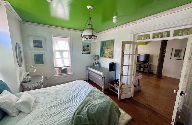 Cute & Artsy condo 1mi from Beulah, 7mi from Frankfort & 15mi from Crystal Mtn.
