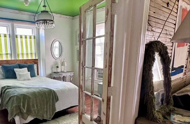 Cute & Artsy Condo 1mi from Crystal lake, & 7mi from Frankfort