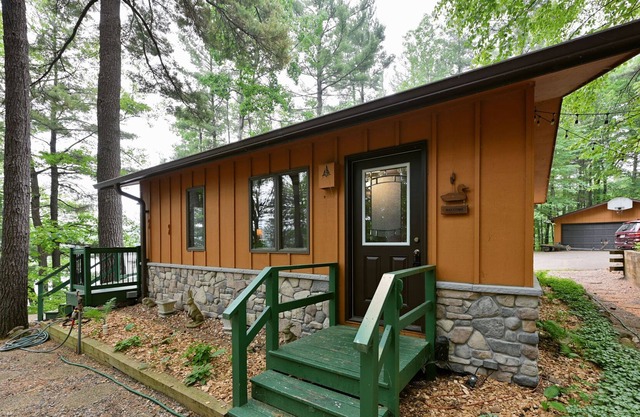 Cute cabin conveniently located between LCO and Grindstone on Johnson Lake.