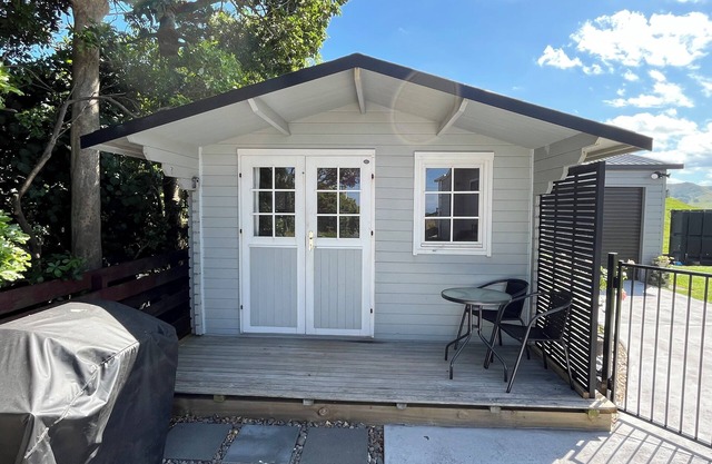 Cute cabin with sea views and oh so close to the beach.