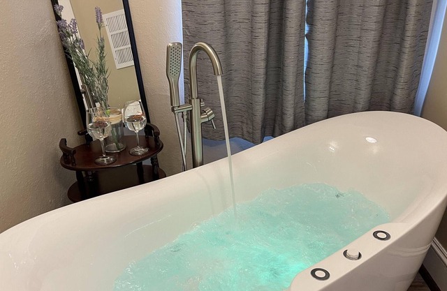 Cute Carriage House near Canton/Asheville Jet Tub