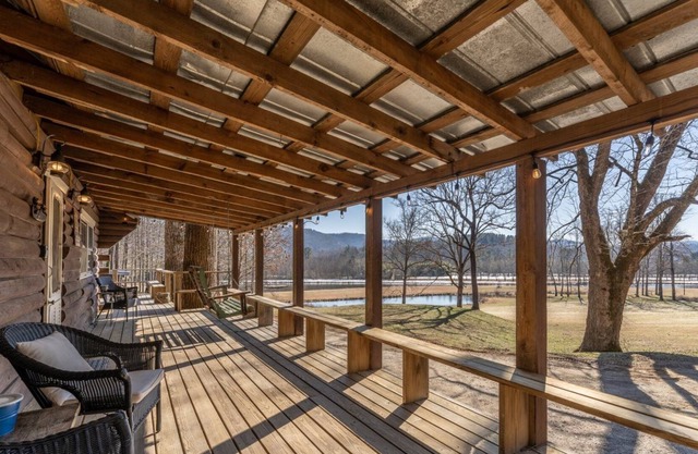 Cute, Charming, Plenty of Deck Space to Enjoy the Lake Views