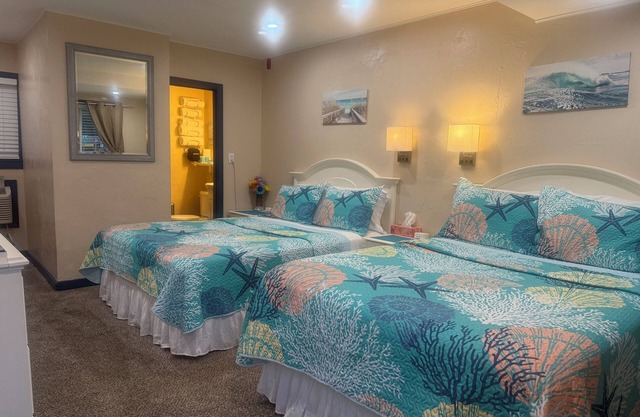 Cute, Clean and Friendly Motel in Buzzards Bay, 2 beds, walk to Cape Cod Canal
