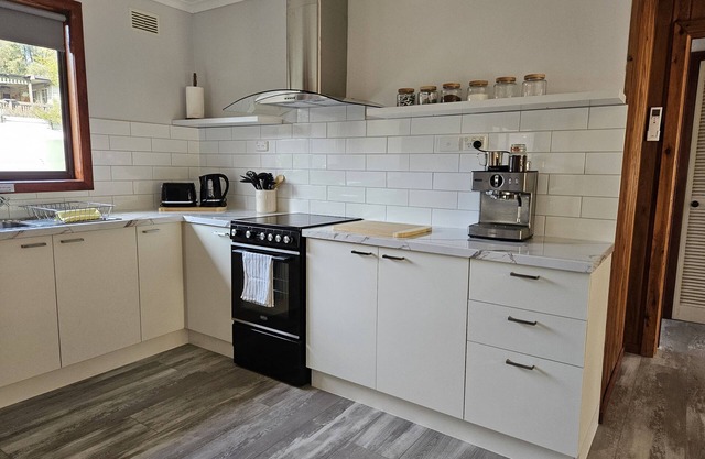 Cute & clean small cottage by the water & bush. Pet friendly!