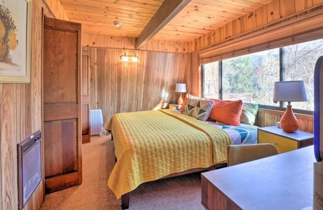 Cute colorful alpine cabin with Hot Tub!