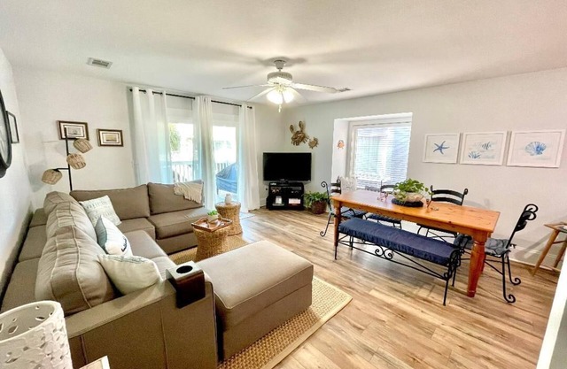 Guest fave! Cute, comfy, beachside neighborhood, 2 pools! Great for children!