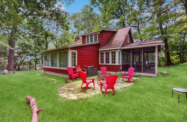 Cute Cottage by the Lake W/ Private Hot Tub, Firepit, Screened Porch & Fast WiFi