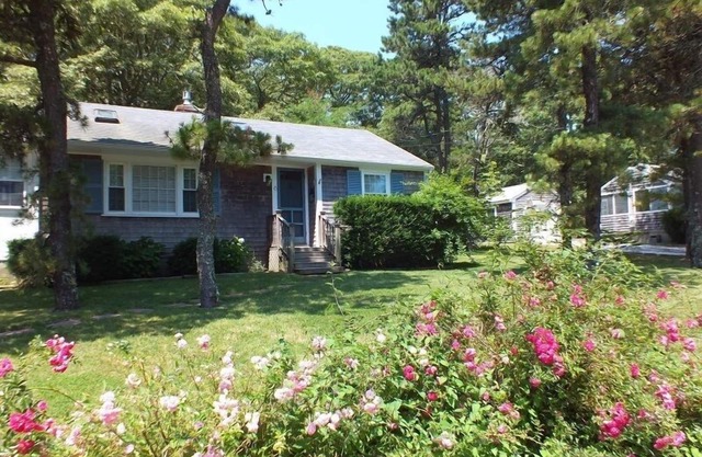 Cute Cottage - Half Mile to Nantucket Sound!